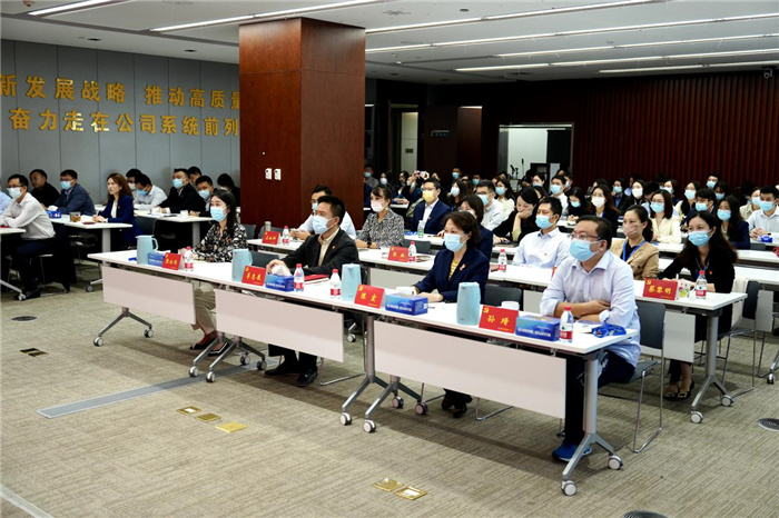 中國信保黨員干部認真收聽收看黨的二十大開幕會盛況